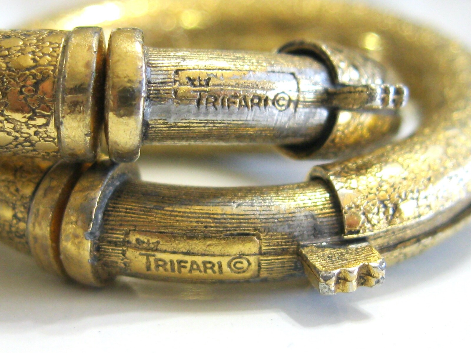 RARE VINTAGE MOD TRIFARI 1960 -1970’s SPRING TENSION CLIP TEXTURED HOOP EARRINGS