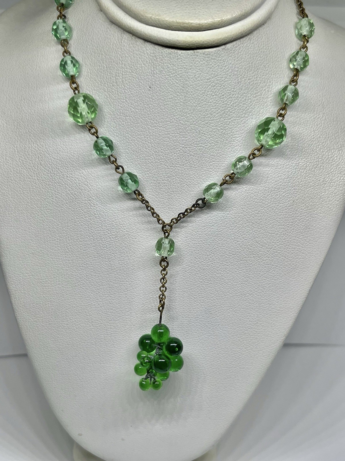 Vintage Green Art Glass Beads Goldtone Chain Cascading Grapes Pendant Necklace