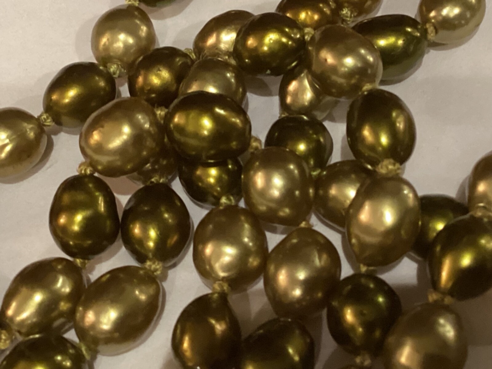 VINTAGE AUTHENTIC HAND KNOTTED OLIVE GREEN NATURAL PEARLS UNIQUE CLASP NO RES