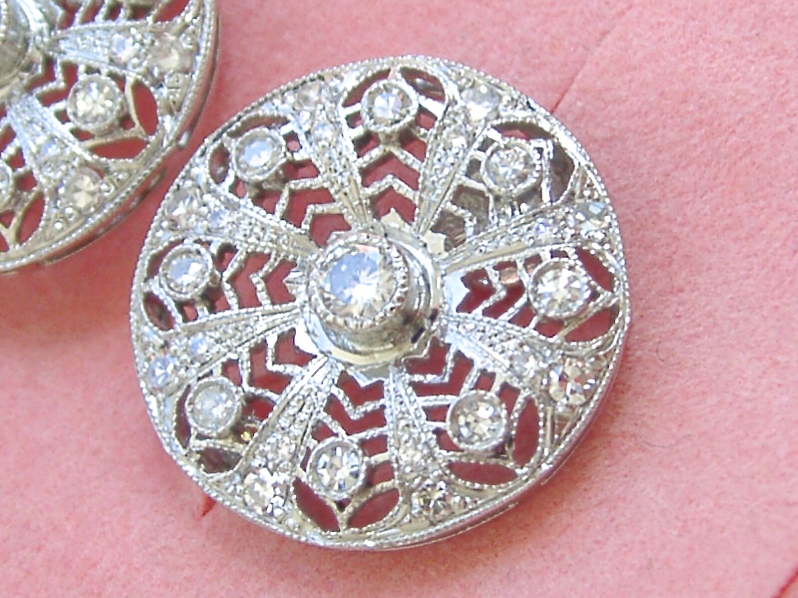 1.52ctw DIAMOND CLUSTER FILIGREE PLATINUM 13/16″ ROUND HUGGIE STUD EARRINGS 1950
