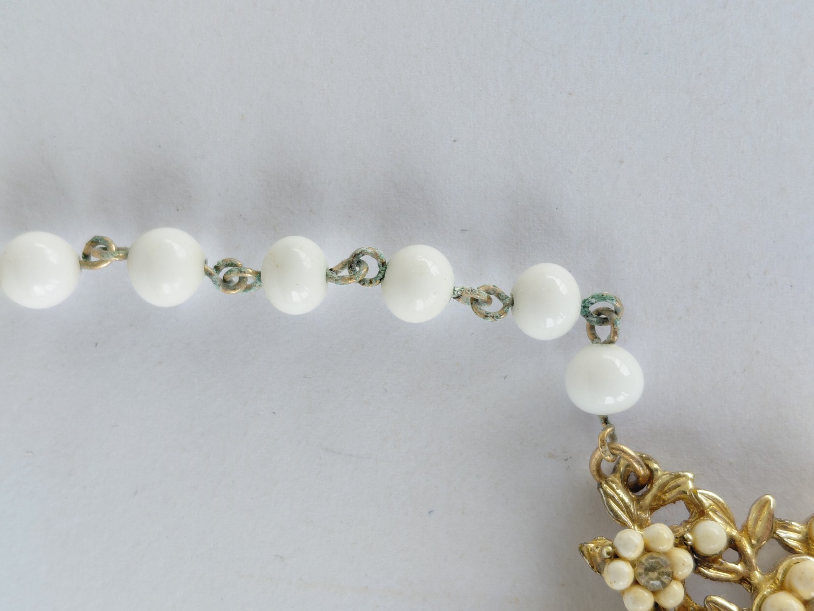 Vintage Necklace Choker Unsigned Gold Tone Tiny Flowers Faux Seed Pearls 17-18″