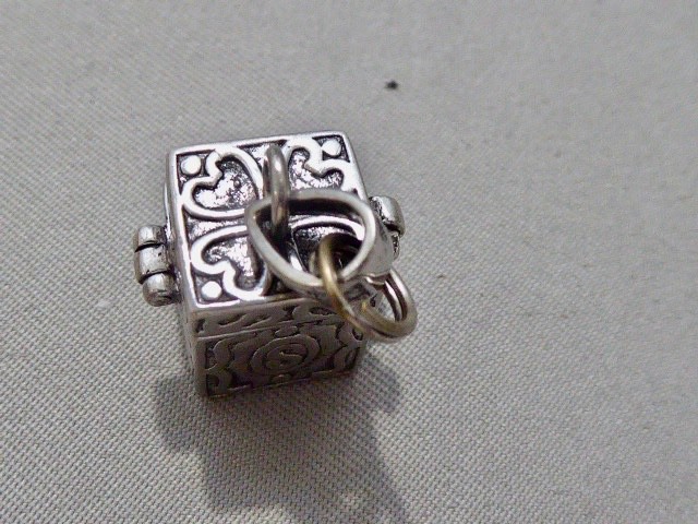 VINTAGE STERLING SILVER HINGED TOP OPENS FOOUR LEAF CLOVER TREASURE CHEST CHARM