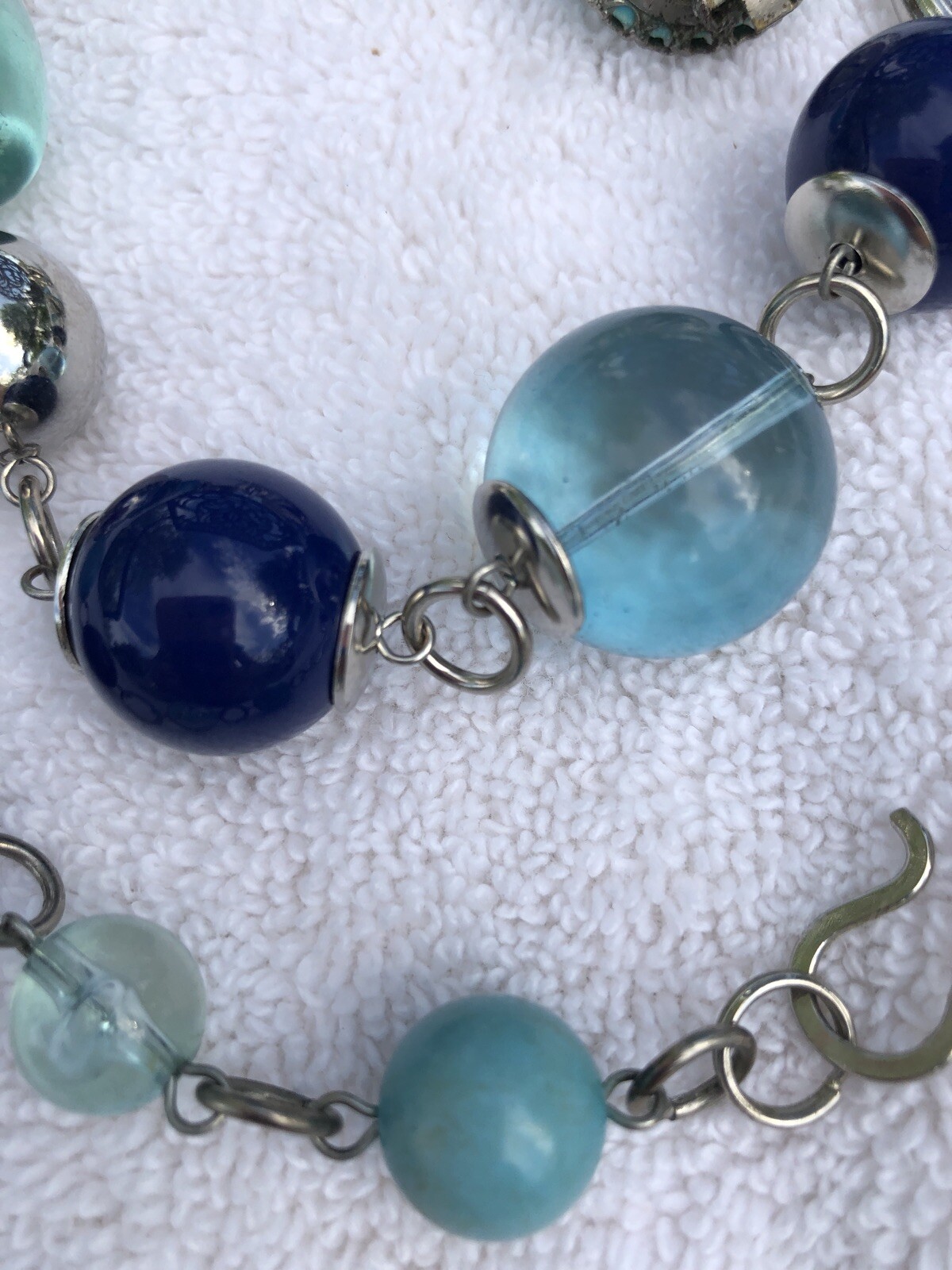 Blue, Turquoise & silvertone chunky bead necklace and clip turquoise earrings