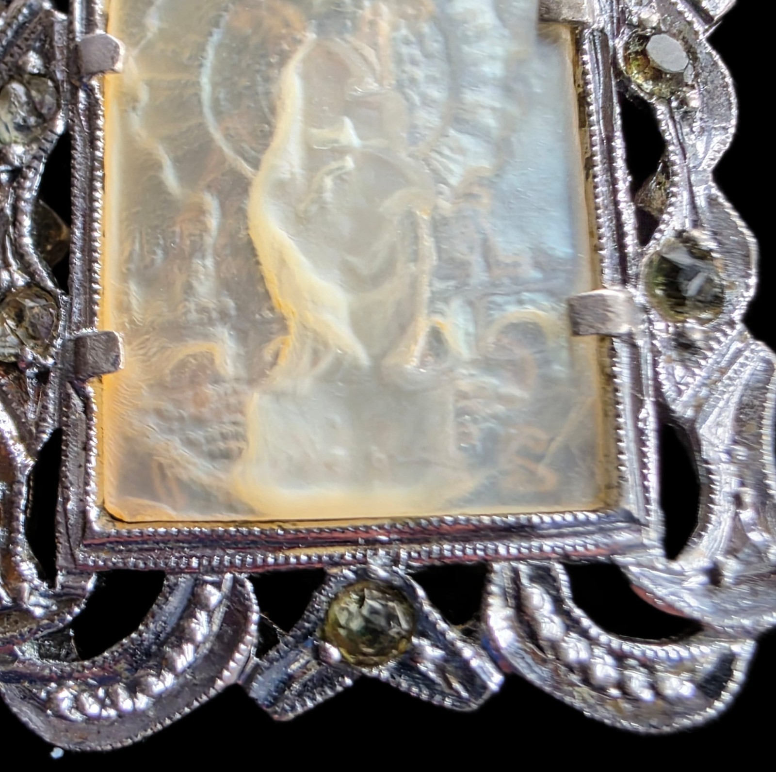 Religious Pendant Medal – Hand-Carved Virgin Mary in Mother-of-Pearl & Silver
