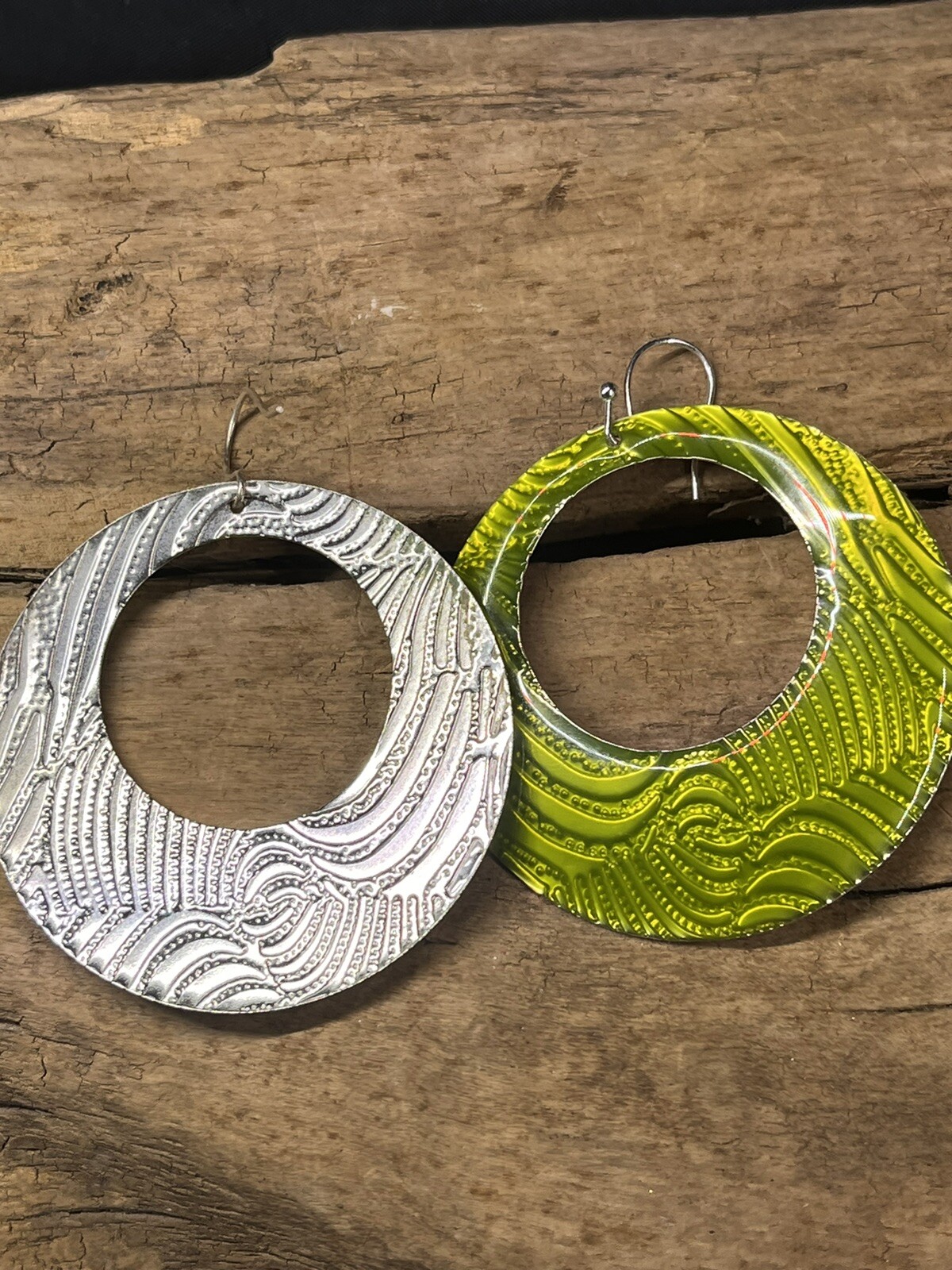 VINTAGE SILVER TONE LIME GREEN ENIMAL DROP HOOP EARRINGS 2.5”