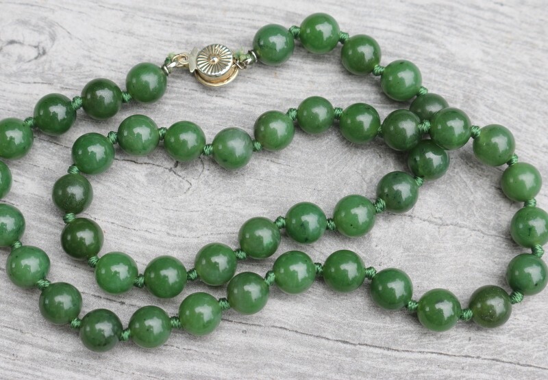LOVELY VINTAGE SILVER CLASP 8MM GREEN JADE BEAD NECKLACE 17.5″ LONG