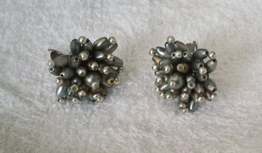 Vintage “Fireworks” Unbranded Clip-On Earrings Lightweight non-magnetic About1″