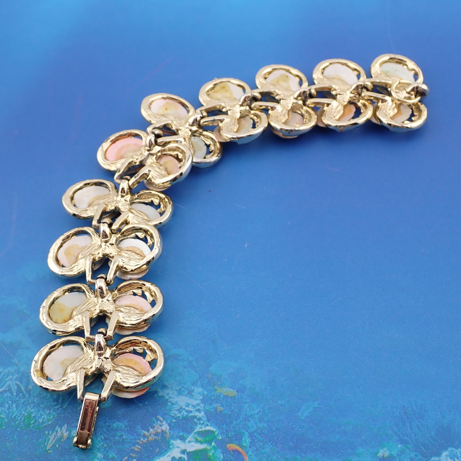 Vintage 1950’s Sea Shell Gold Tone 7″ Panel Scrolled Bracelet