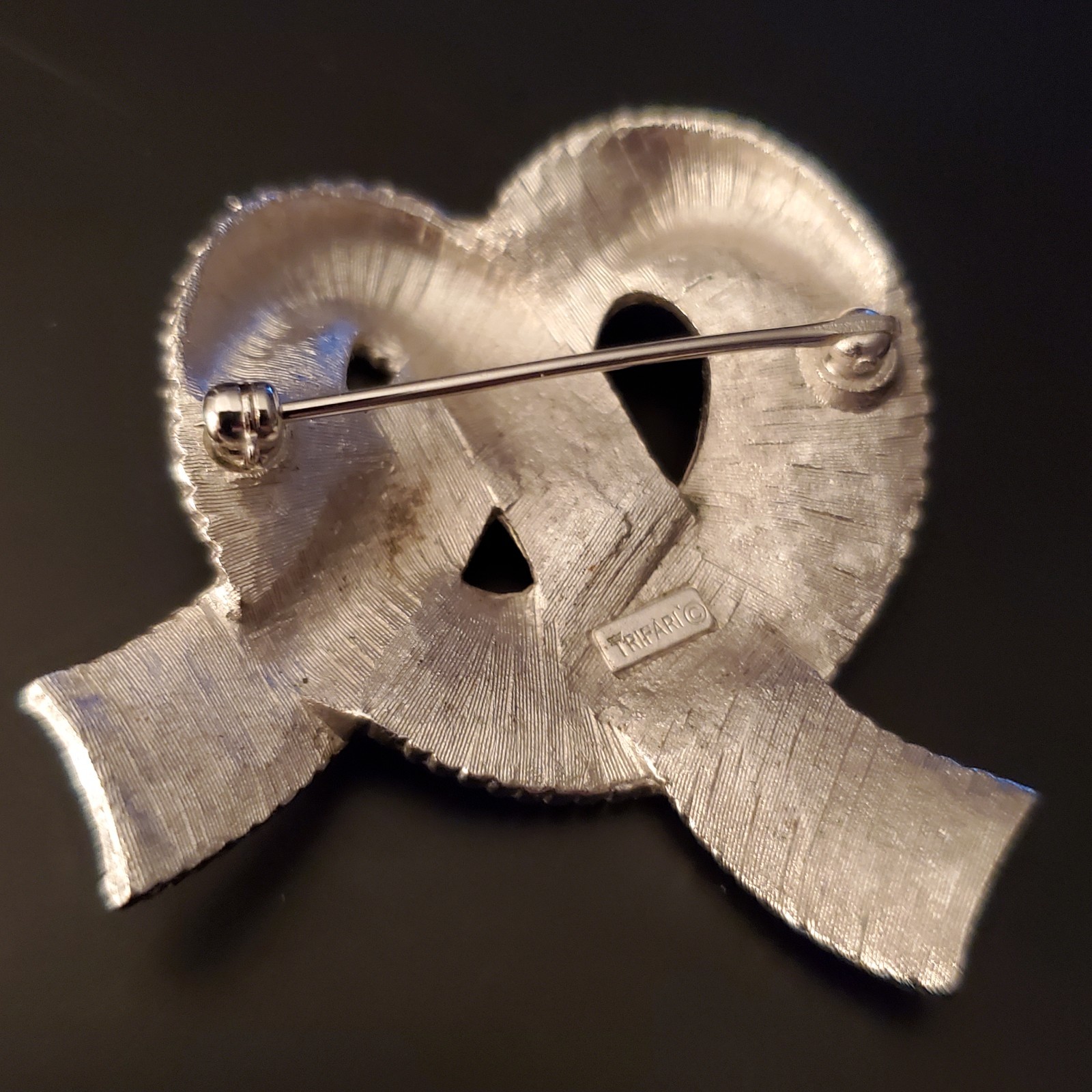Vtg Crown Trifari 1960’s Brushed Silver Tone Ribbon Pretzel Bow 2 ” Brooch Pin
