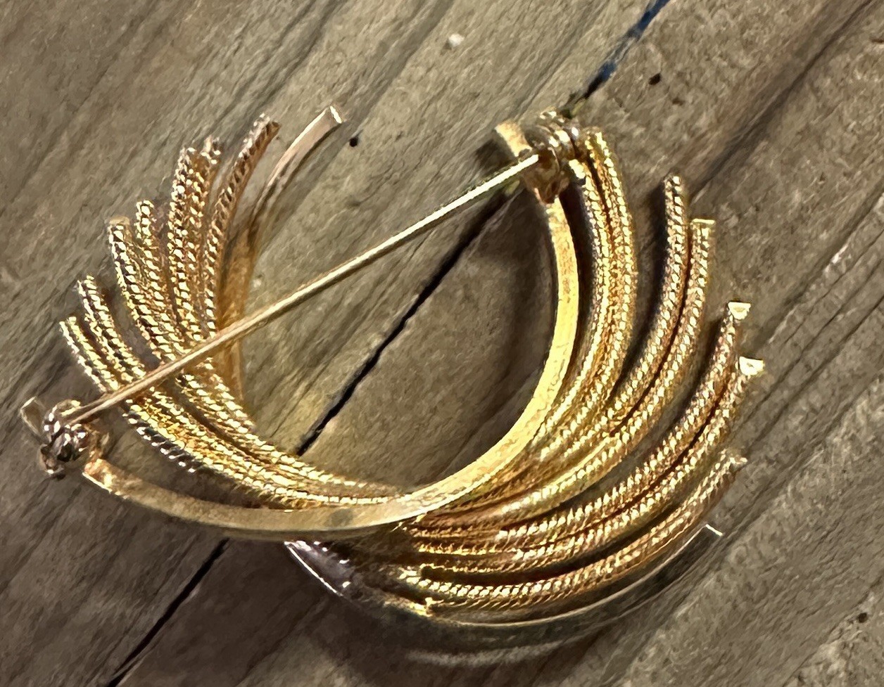 Vintage goldtone textured Ribbon brooch 2”