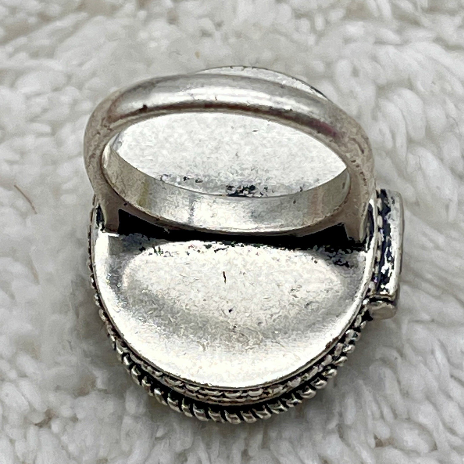Vintage Poison Ring Black Glass Stone Locket Silver Tone Size 6.25