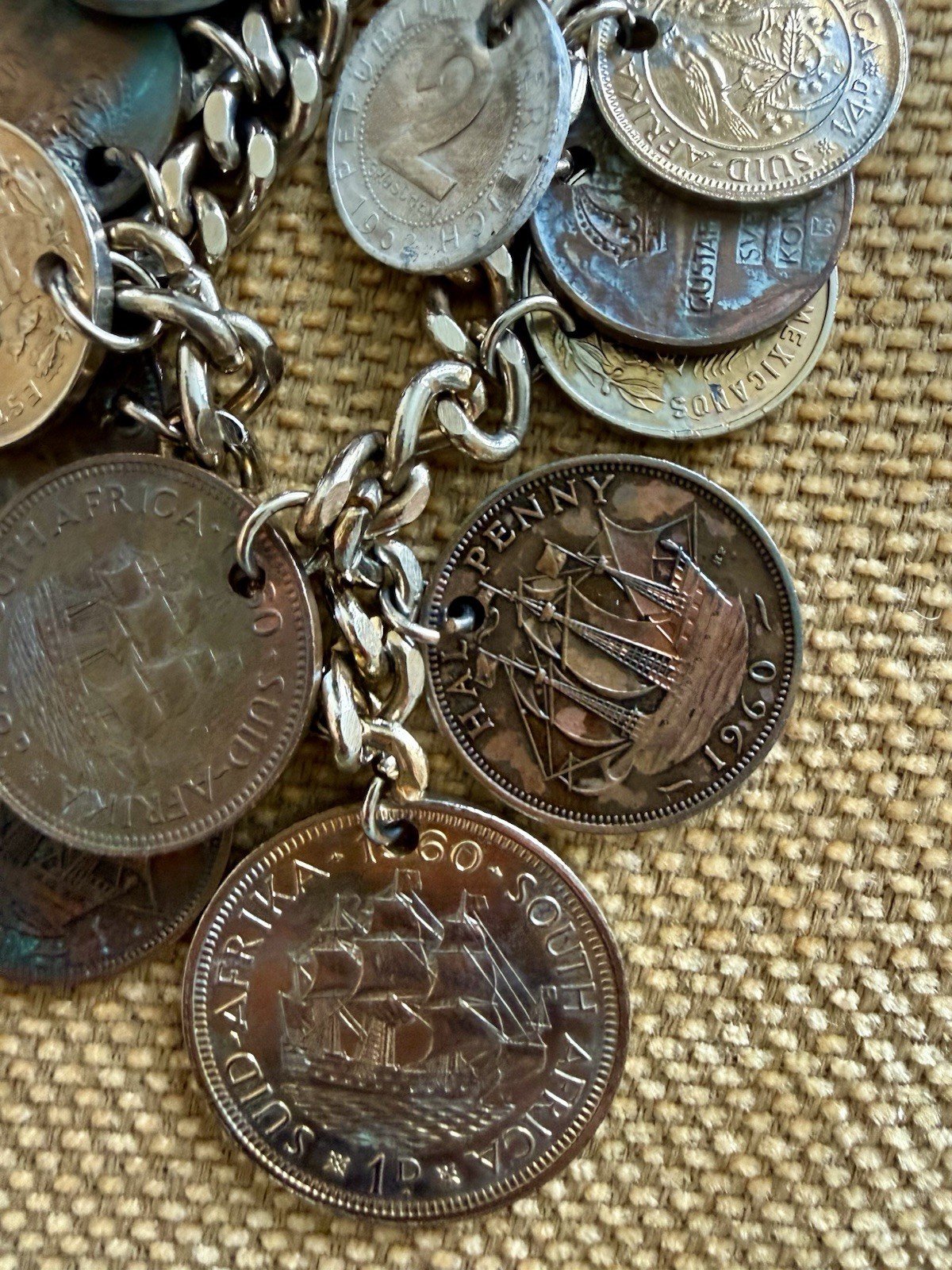 1 Vintage Foreign Coin Charm Bracelet With 15 Vintage Coins