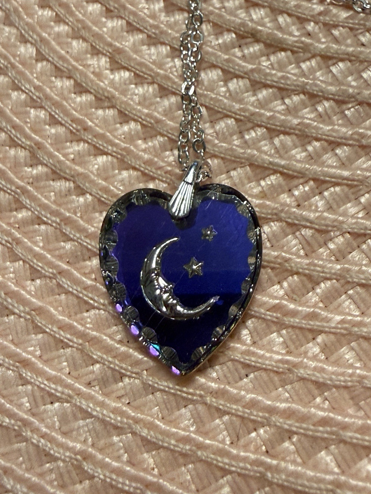 VTG 3/4” MOON ETCHED IN GLASS HEART PENDANT ON 18” SILVERTONE CHAIN