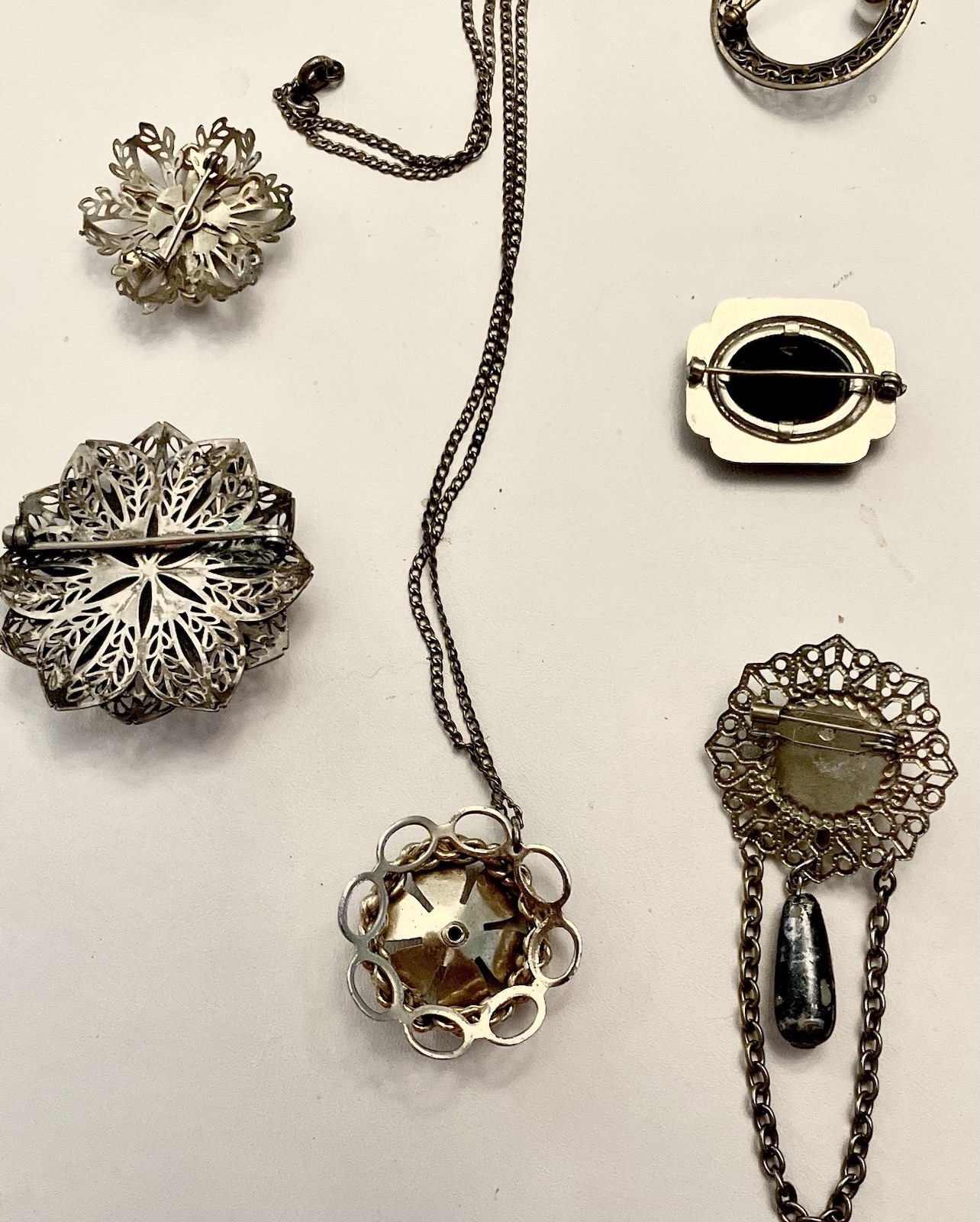 Small Collection of Lovely Unbranded Vintage Pins/Brooches/One Pendant/