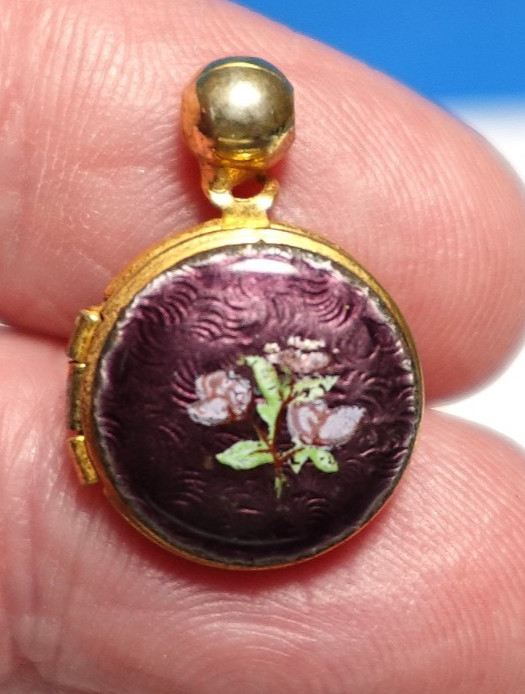 GOLD FILLED PURPLE ENAMEL ROUND LOCKET VINTAGE FLOWERS 12 MM 2.3 GMS J-462