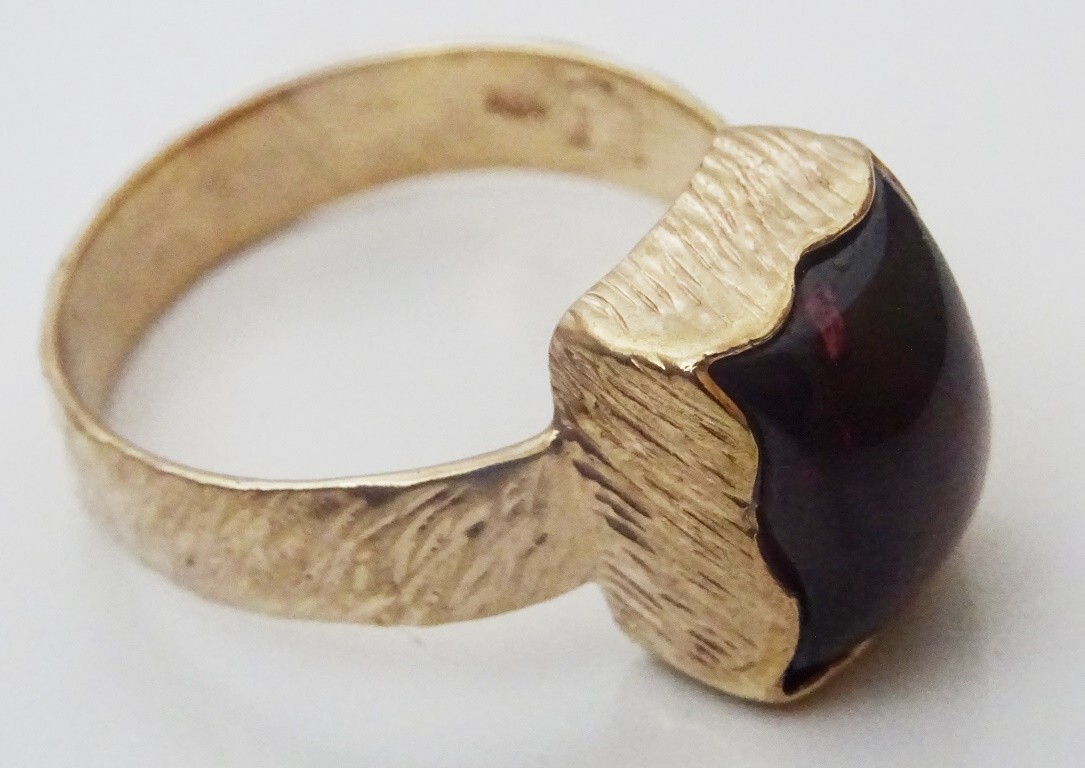Vintage 9 karat gold Handmade Garnet Ring