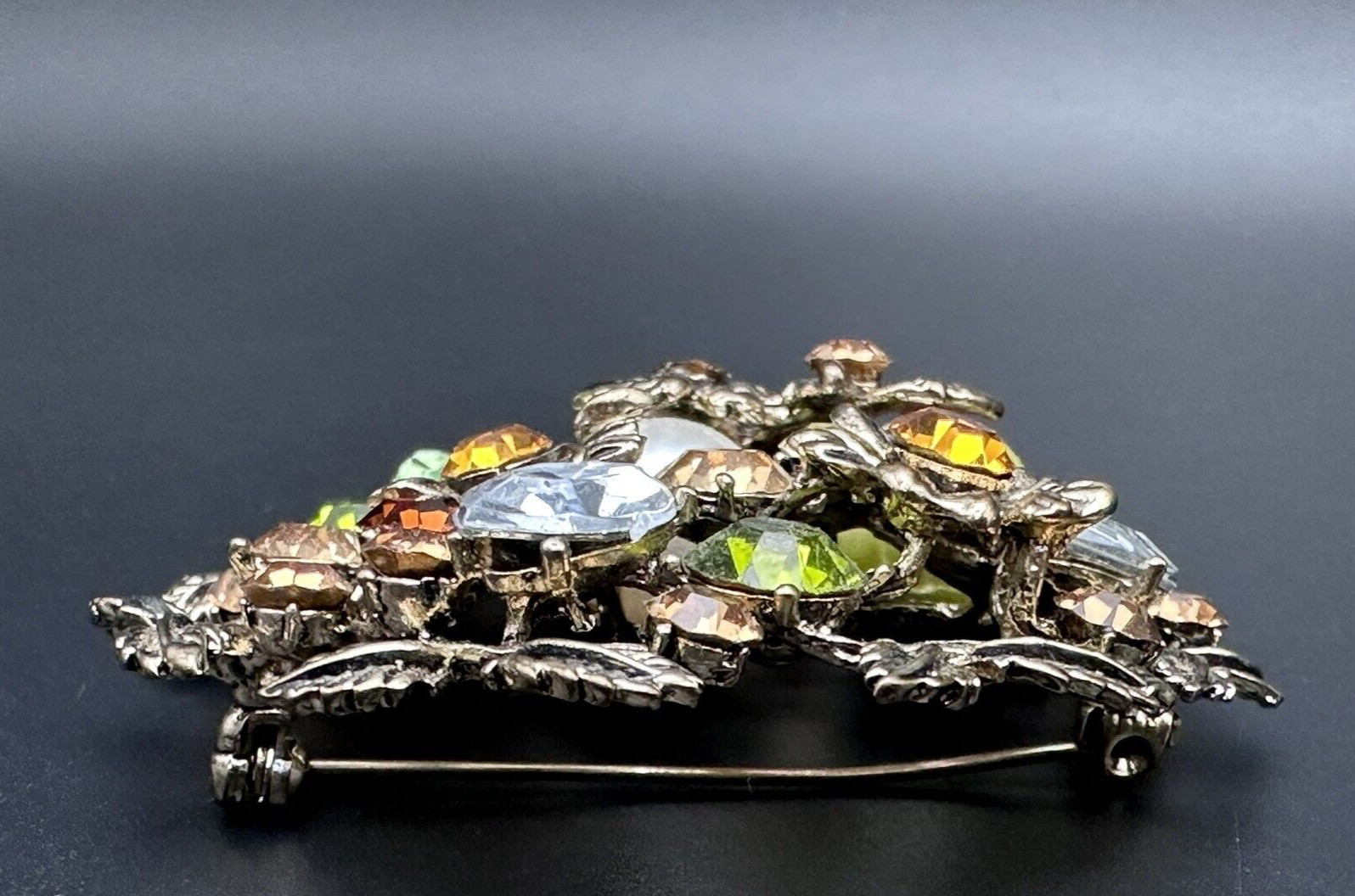 VTG GOLD TONE FLORAL PIN/BROOCH WITH GREEN, AMBER, CLEAR, BROWN RHINESTONES K832