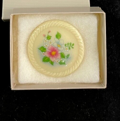 LOVELY AVON SPRING BOUQUET PIN PORCELAIN DISK WITH FLORAL DESIGN NEW OLD STOCK