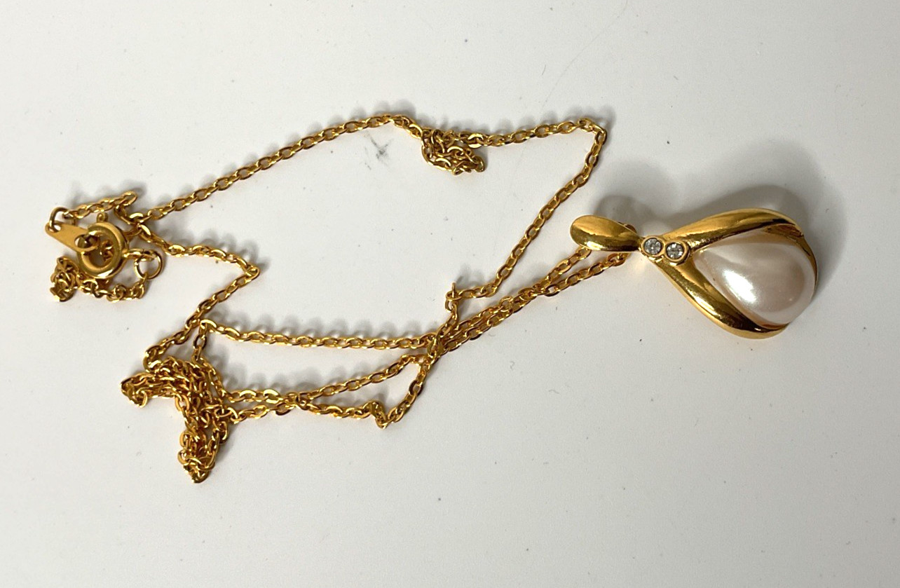 Vintage Avon Faux Pearl Teardrop Pendant Necklace Gold Tone Finish 1052