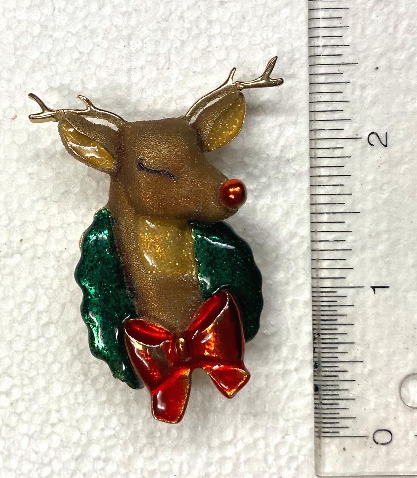 Vintage DANECRAFT Gold Green Red Enamel Reindeer Wreath Christmas Pin Brooch EXC