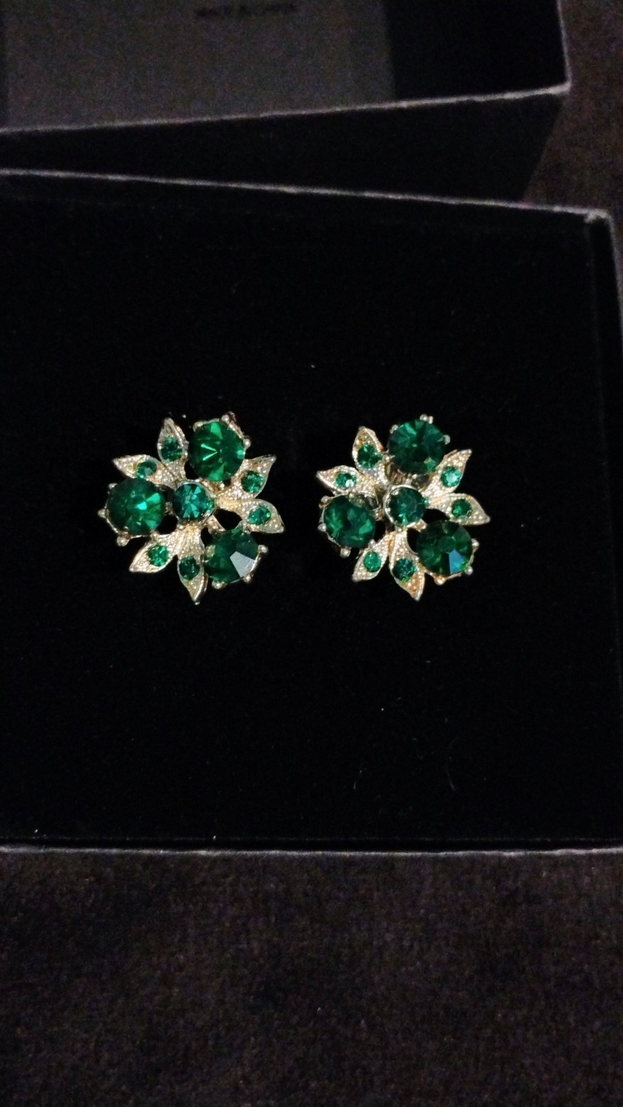 Vintage Gorgeous Vivid Emerald Green Rhinestone Silver Tone Screw Back Earrings