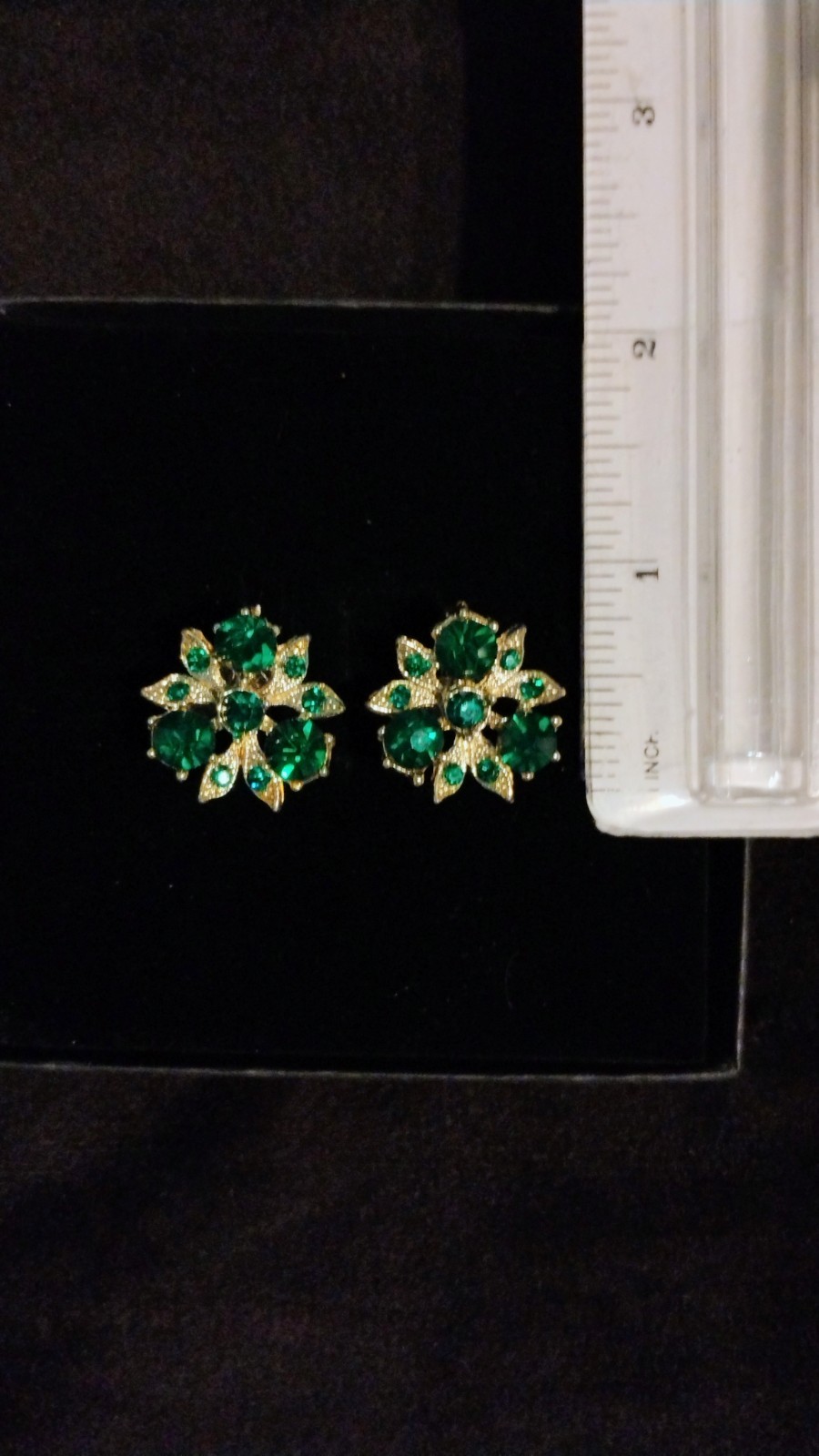 Vintage Gorgeous Vivid Emerald Green Rhinestone Silver Tone Screw Back Earrings