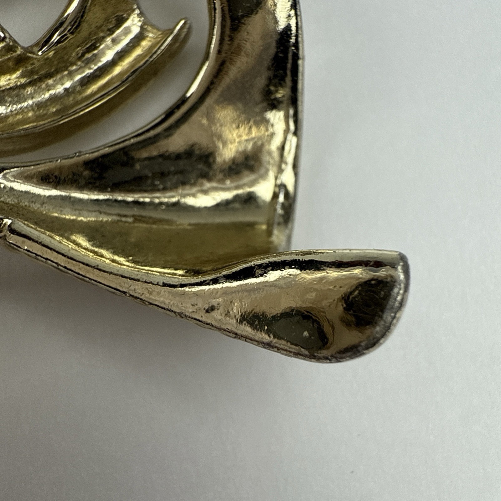 Vintage Gold Tone Brooch Textured Flowy Ribbons Unbranded 2”
