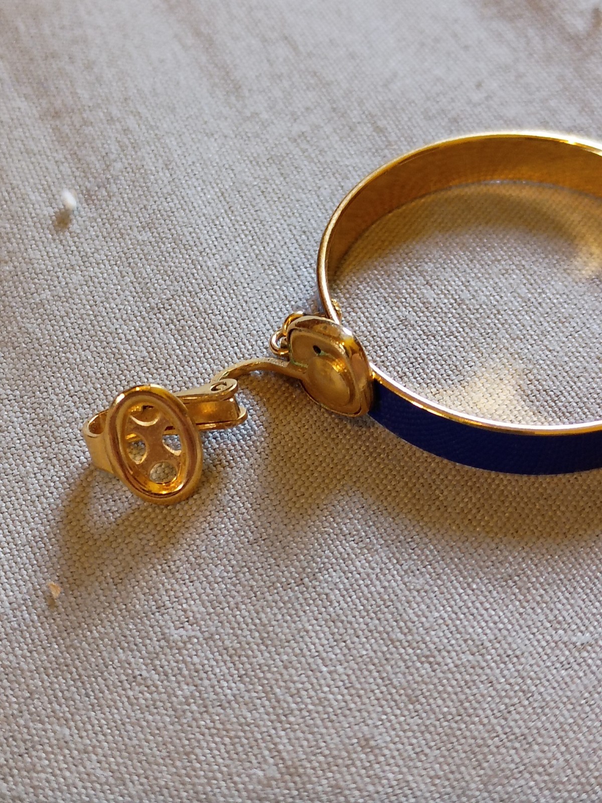 Vintage Crown Trifari Blue Violet Enamel Narrow Clip Earrings And Bracelet Set.