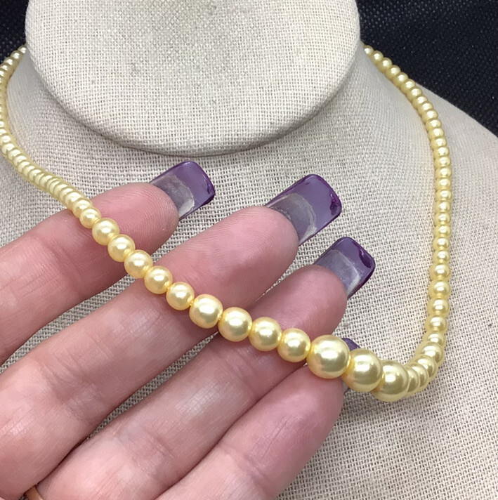 Vintage Costume Tan Plastic Graudated Simulated Pearl Necklace 16″ B006