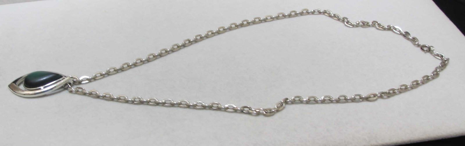Vtg 1978 SARAH COV “Dew Drop” Green Acrylic Teardrop SilverTone Pendant Necklace