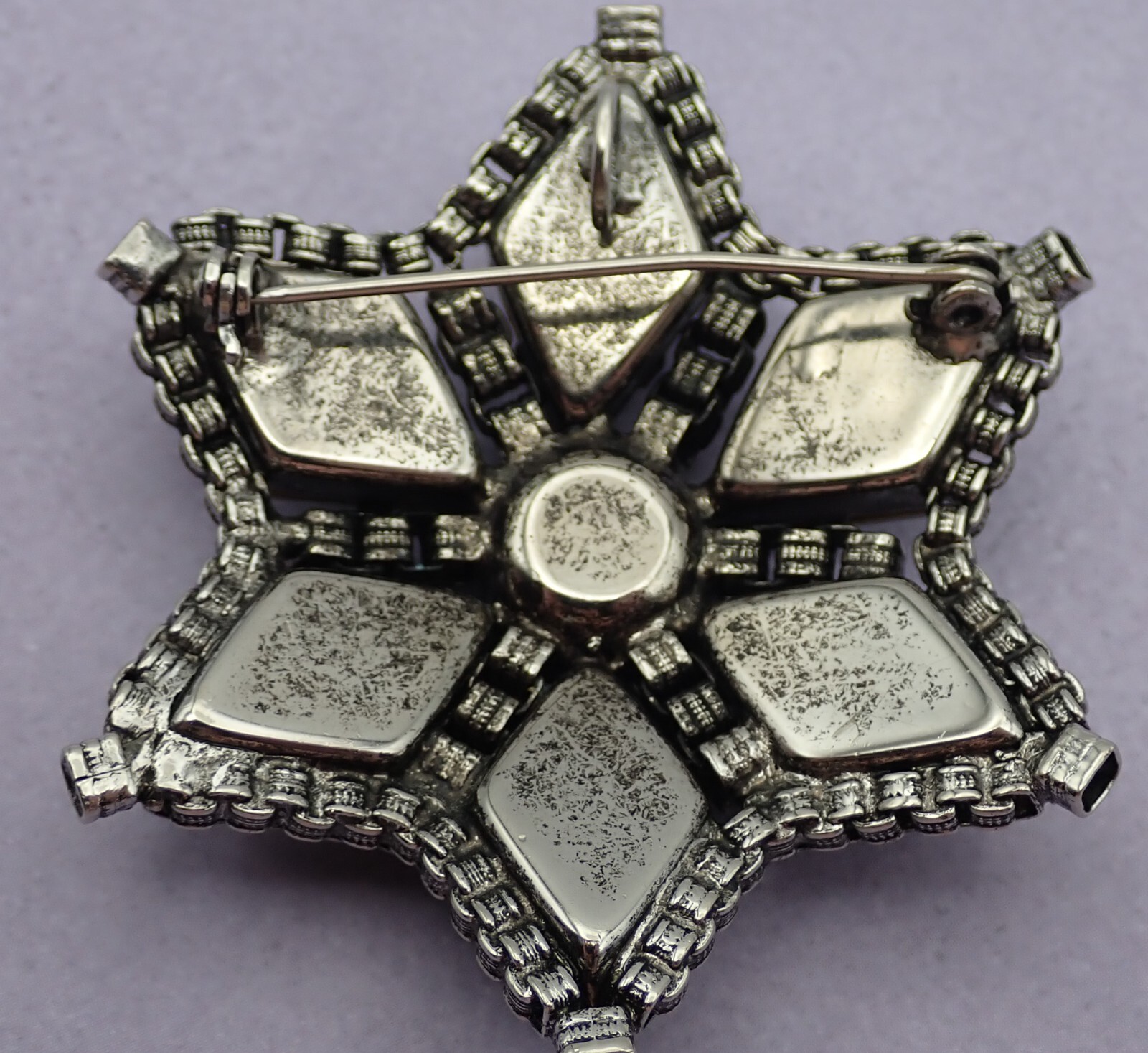 Vtg Dark Green Rhinestone Star Shape Gunmetal Silver Tone Chain Pin Pendant