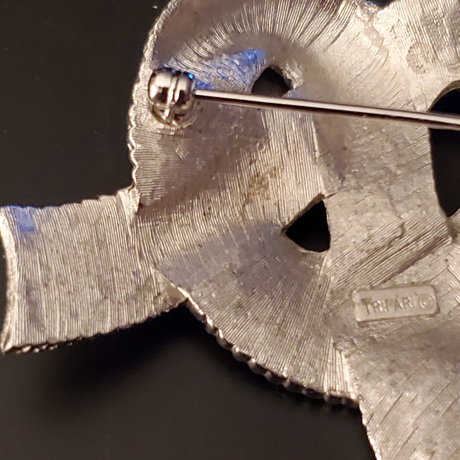 Vtg Crown Trifari 1960’s Brushed Silver Tone Ribbon Pretzel Bow 2 ” Brooch Pin