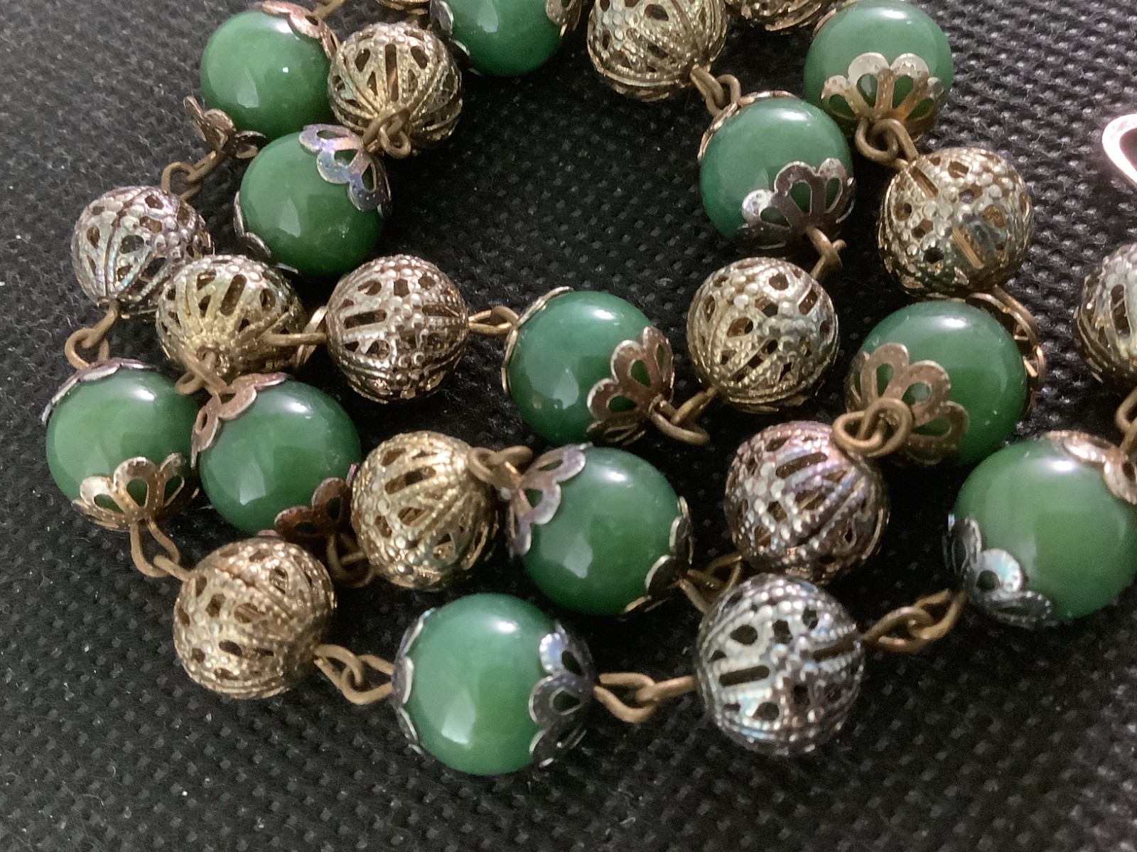 Vintage Art Deco vivid green Jade station beaded necklace 18″