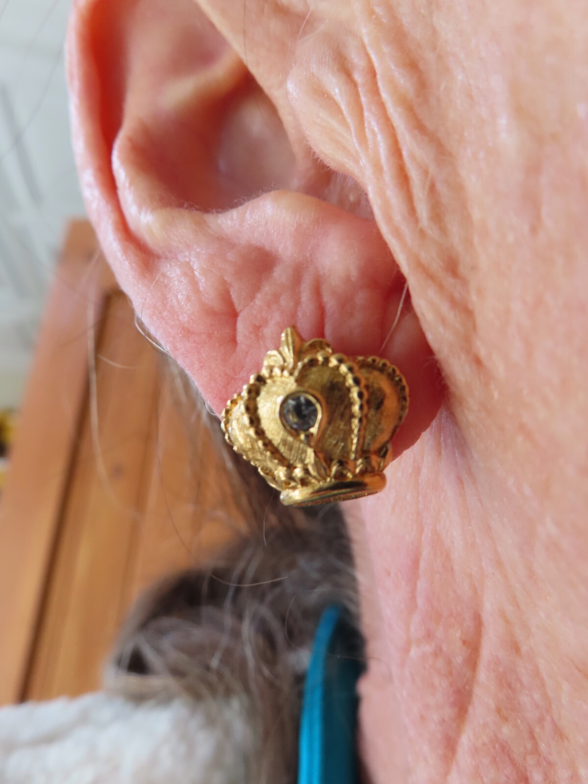 Vintage-AVON 1989 “Regal Crown” Rhinestone Stud Earrings