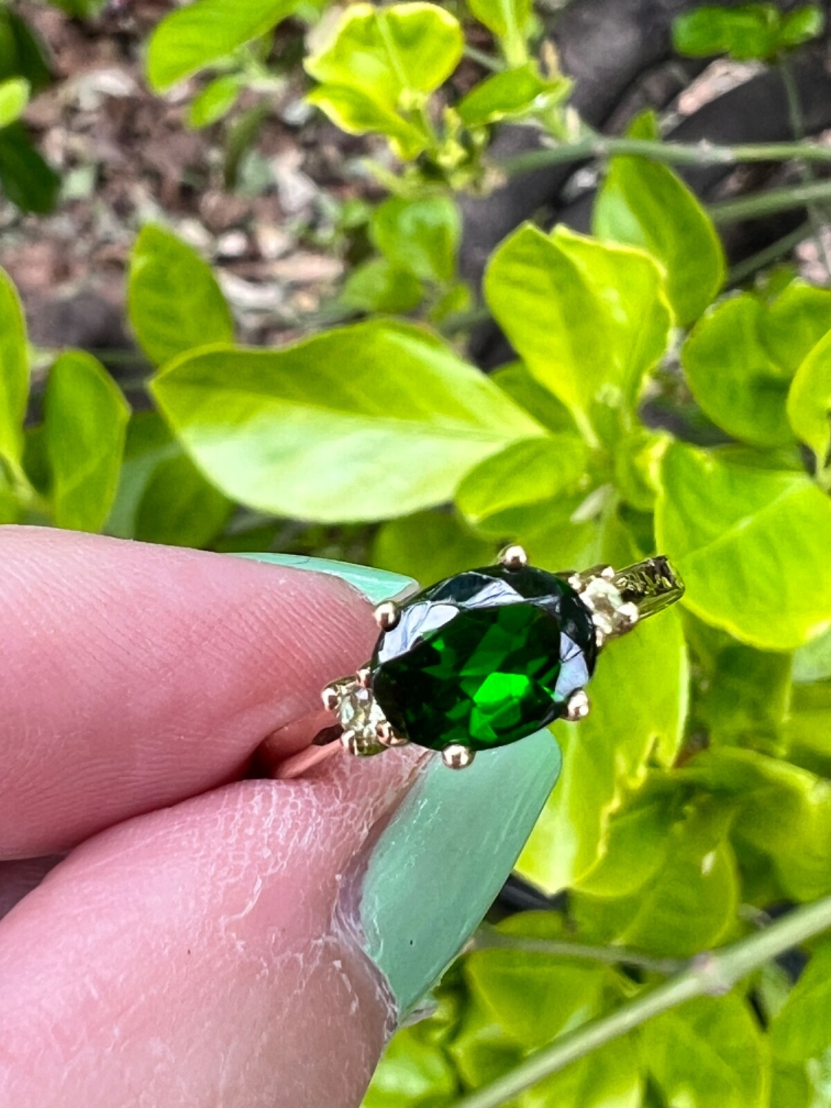 VINTAGE 14K GOLD OVAL EAST WEST SET DESIGN DIOPSIDE VIVID GREEN TOURMALINE RING