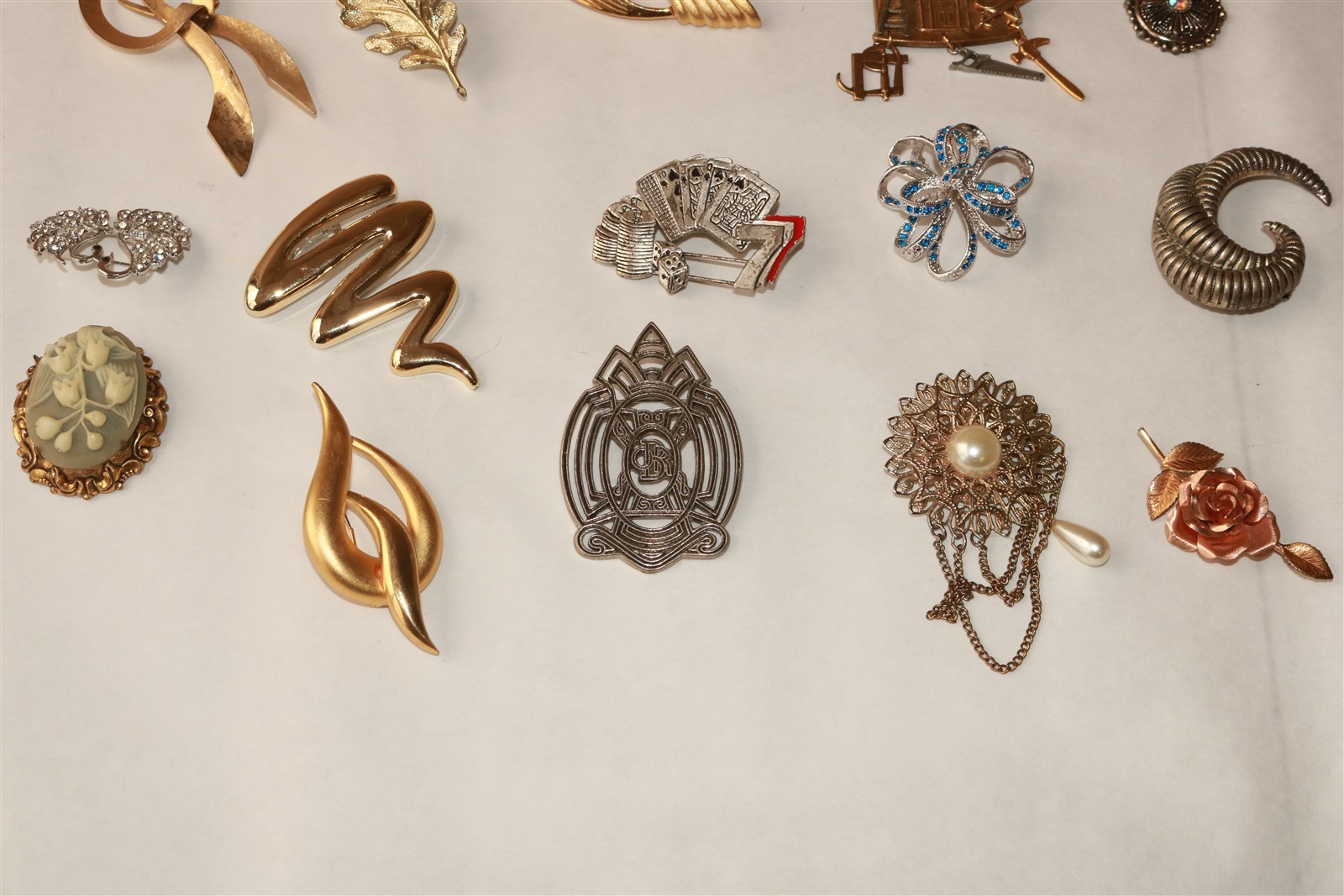 LOT OF 20 DIFFERENT VINTAGE TO MODERN BROOCHES PINS – Lot #1