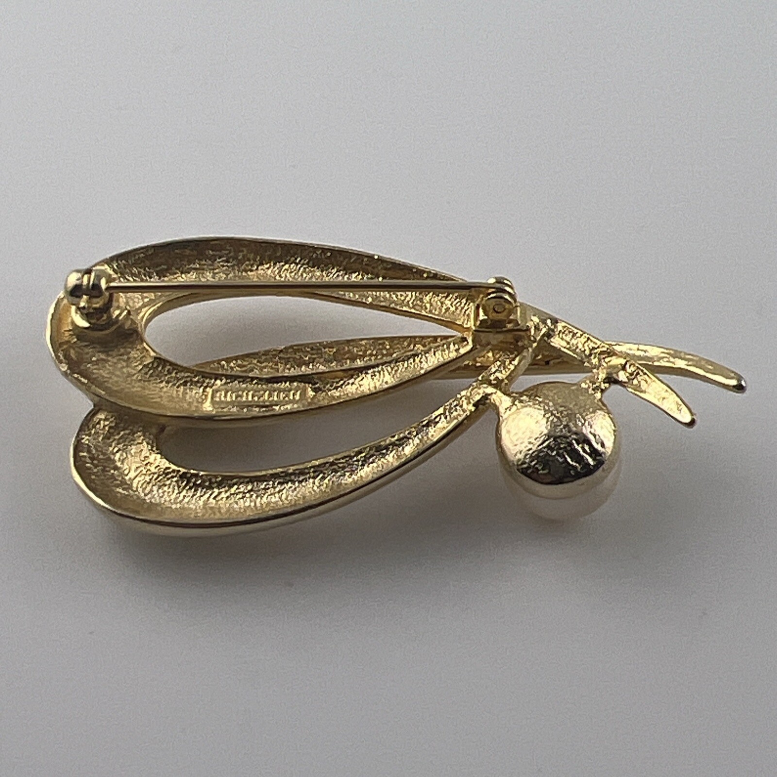 VINTAGE Richelieu faux Perl open work Brooch A-53