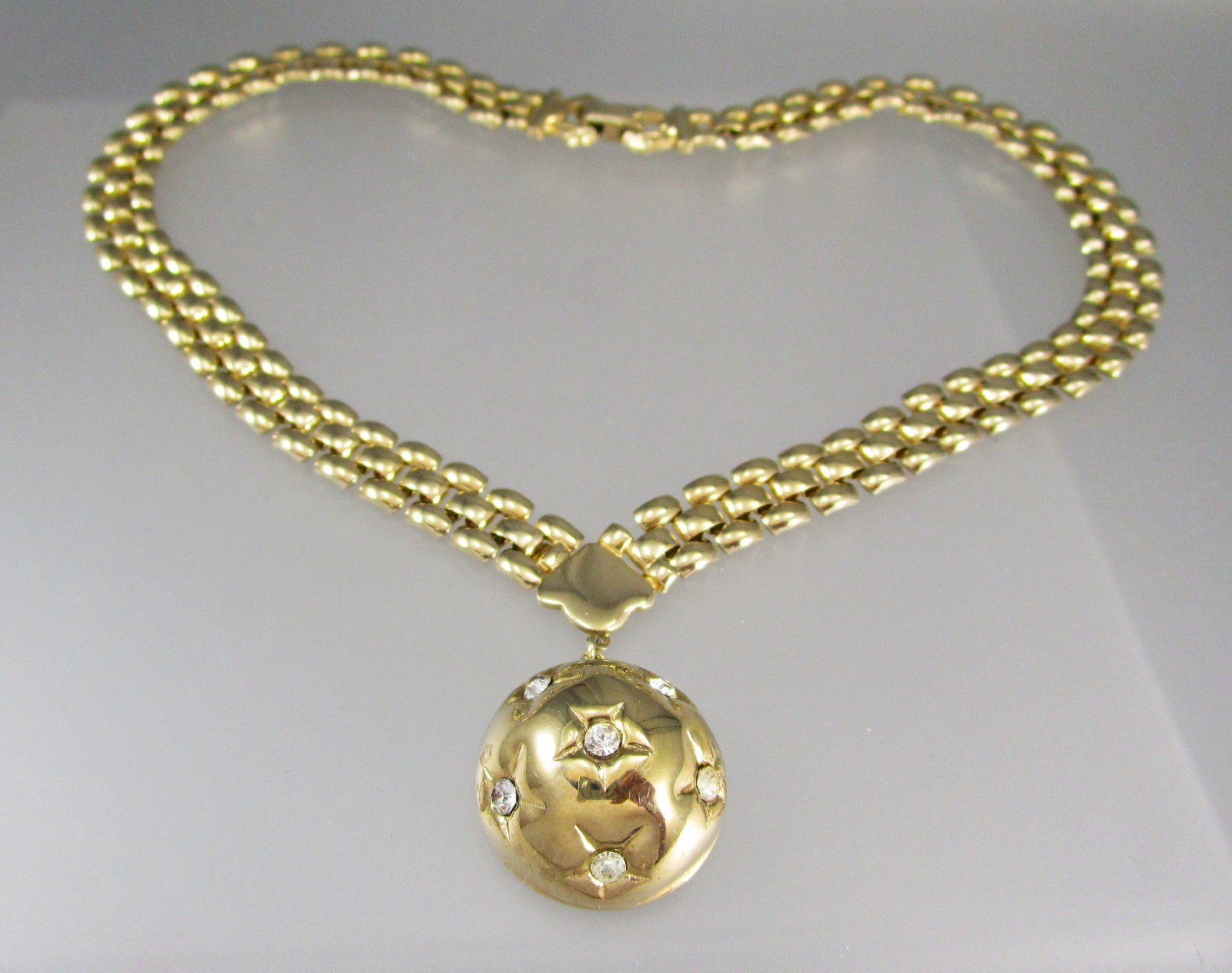 Vintage Gold Tone Basketweave Chain Dangling Round Crystal Pendant Necklace 781