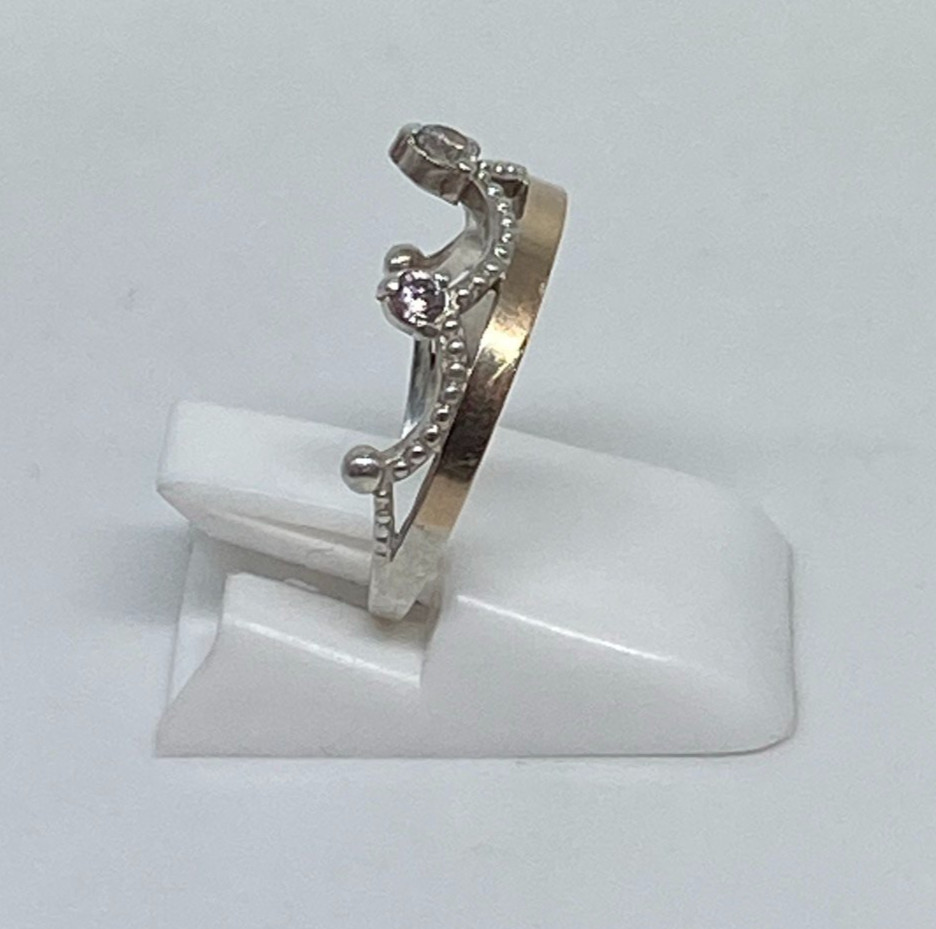 Vintage “Crown”Ring Sterling Silver 925 Gold 375 test .Size 4.75. Weight 1.52 g.