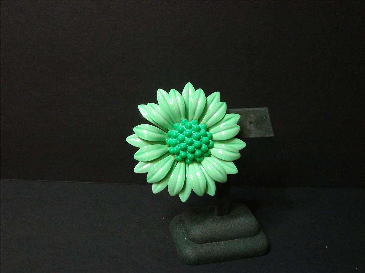 Vintage Retro Mod 60’s Layered Shades of Green Enamel Metal Daisy Flower Pin Bro