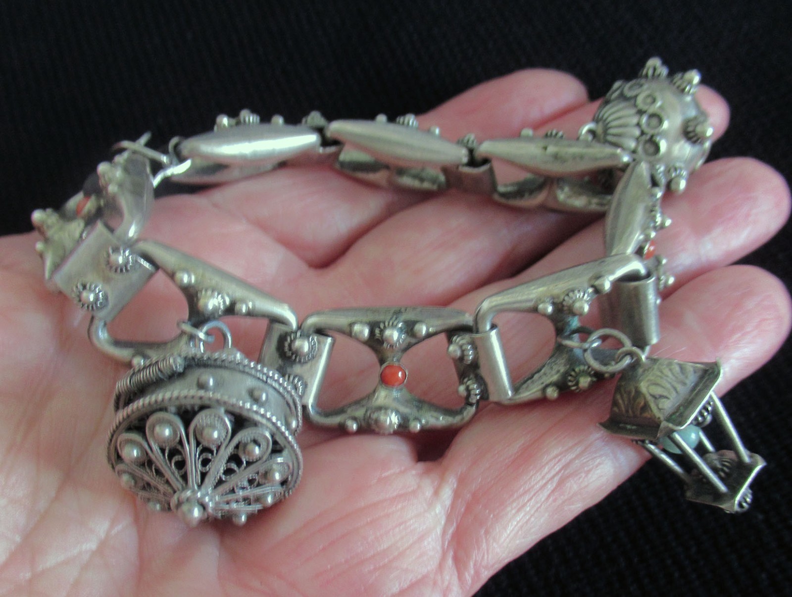 VINTAGE ITALY ETRUSCAN CANNETILLE FOB 800 STERLING & CORAL BRACELET, 43 GRAMS