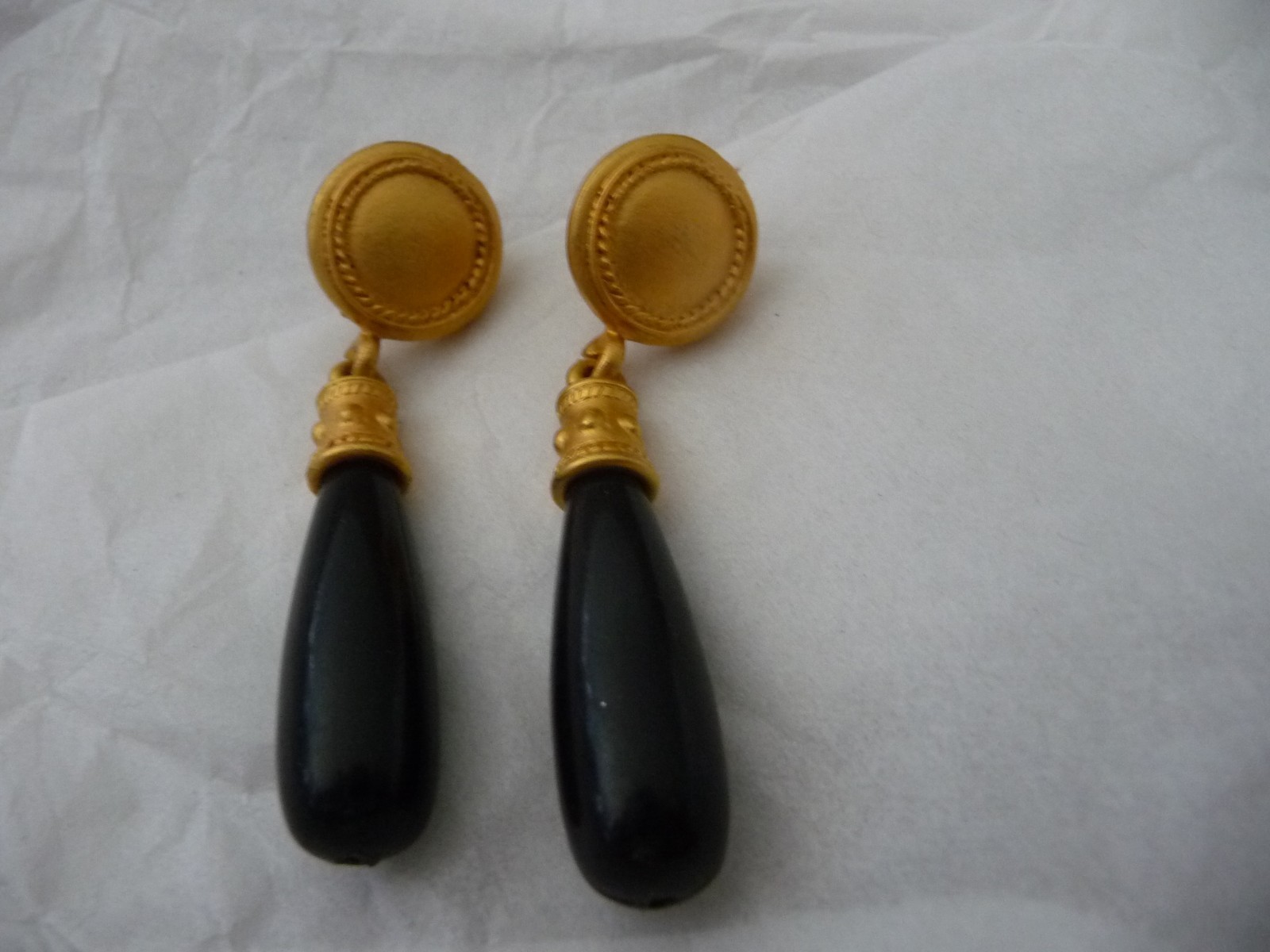 GOLD TONE W 1 1/4” DANGLE BLACK DROP PIERCED EARRINGS #5/20