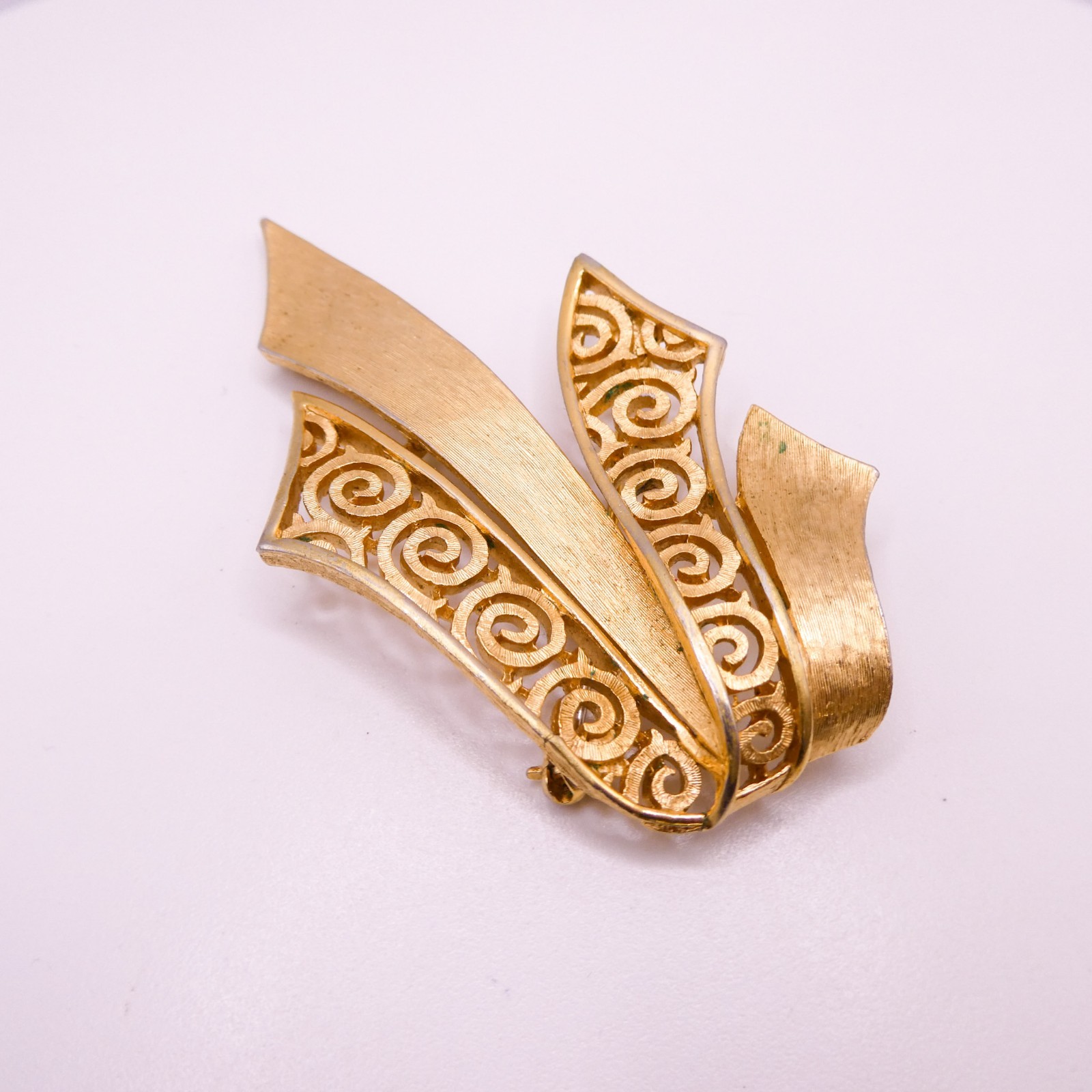 Crown Trifari Swirl Ribbon Textured Brushed Goldtone 2.75″ Openwork Brooch Pin