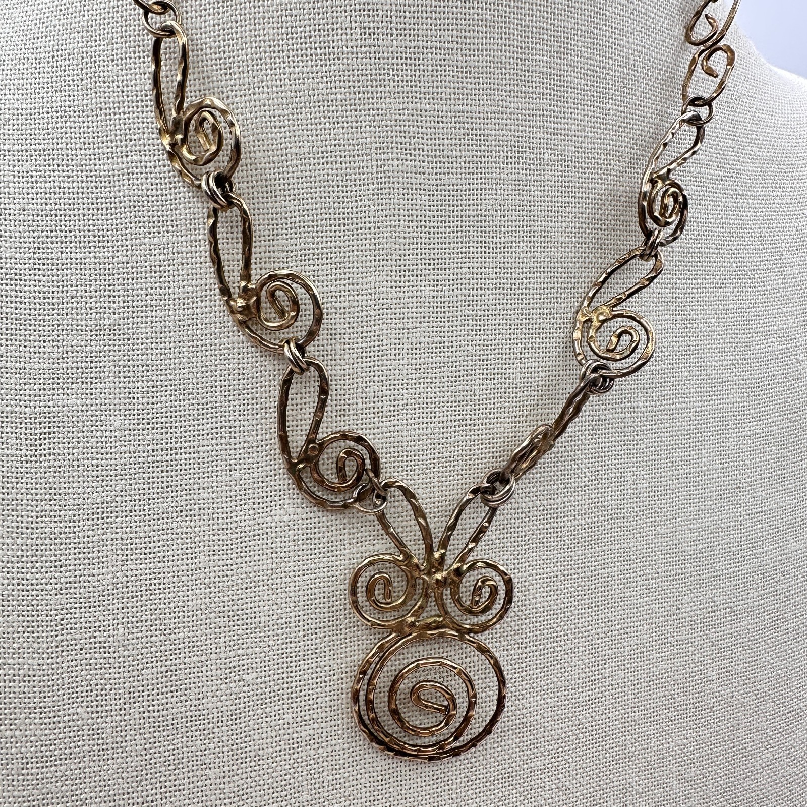 Vintage 80s Gold Tone Swirl Hammered Spiral Pendant Necklace Women’s Jewelry