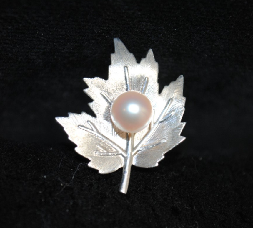 Single Vintage Mikimoto Sterling Silver Maple Leaf Pearl Screw-back Earring