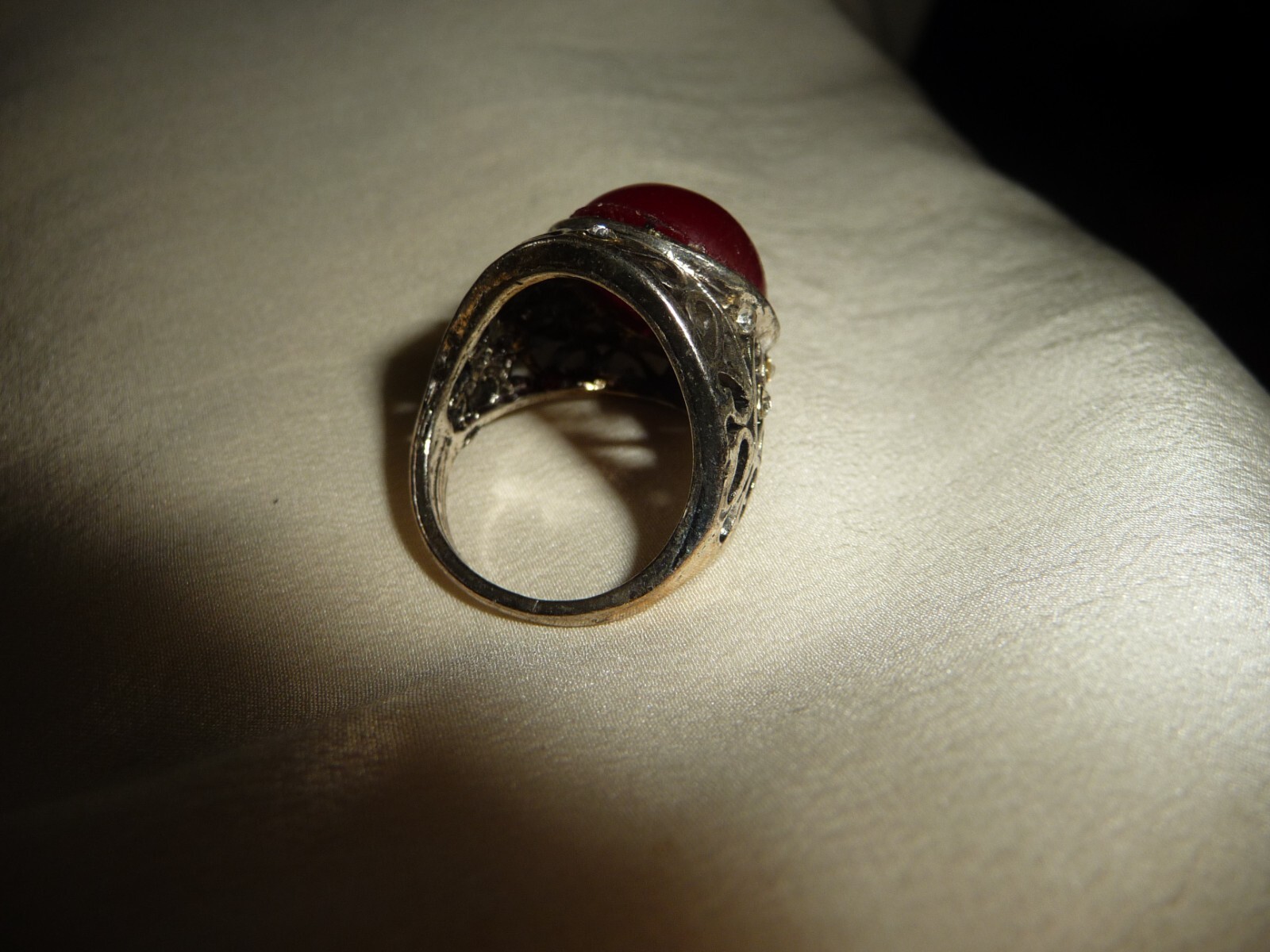 SILVER TONE FILIGREE BAND w RED CENTER STONE Sz 6 3/4 – 7 #19/11AB
