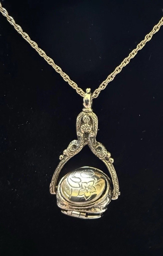 Vintage 1928 Brand Goldtone 3-Sided Spinner Photo Locket Necklace w/30” Chain