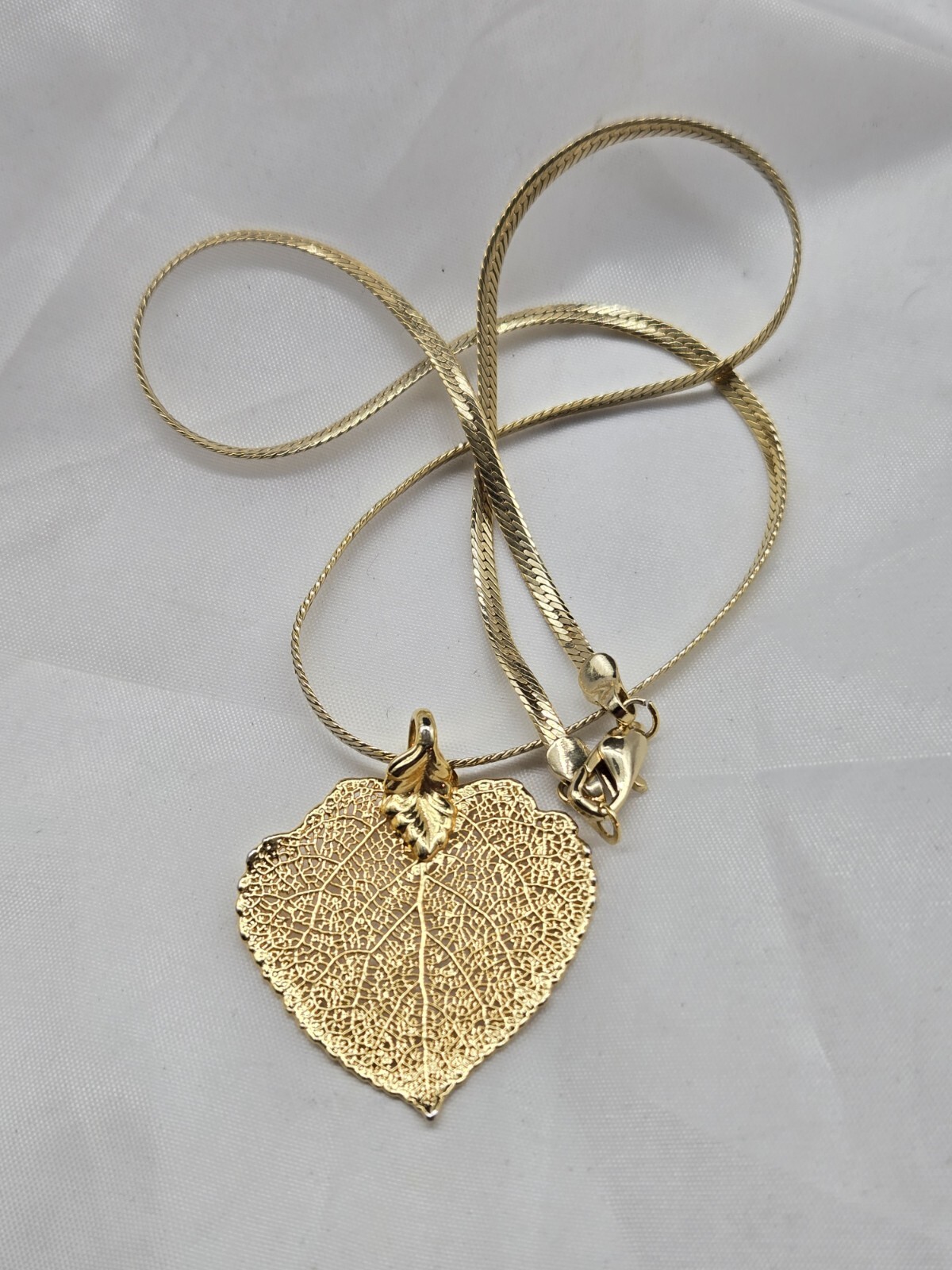 Goldtone Necklace With Goldtone Filigree Metal Leaf Pendant Unsigned Not Marked