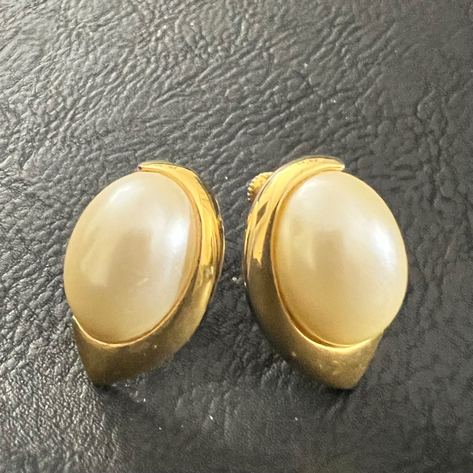 Napier Vintage Faux Pearl Gold Tone Screw Back Clip On Earrings 1″ Old Money 80s