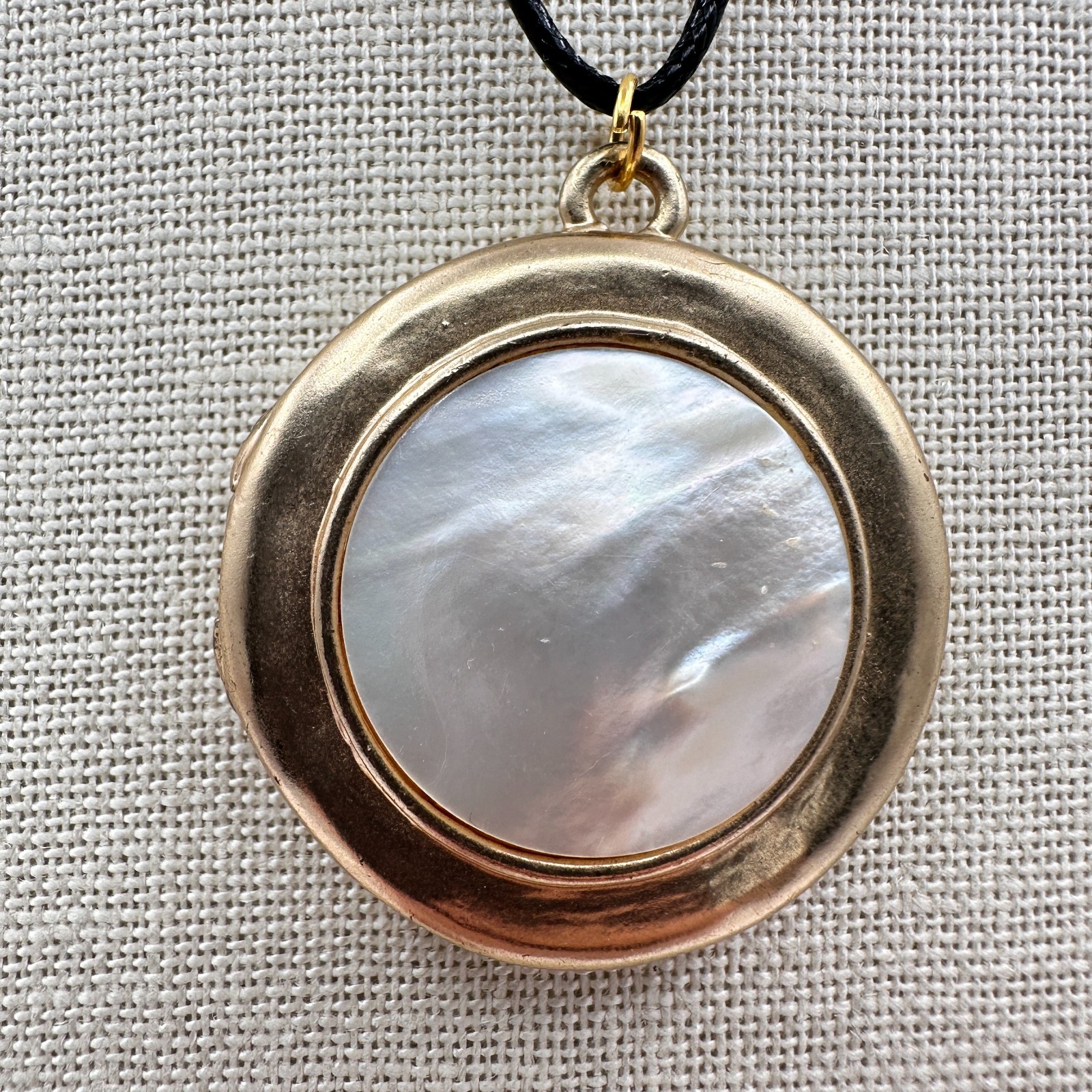 Vintage Y2K Gold Tone Mother of Pearl Pendant Necklace Women’s Classic Jewelry